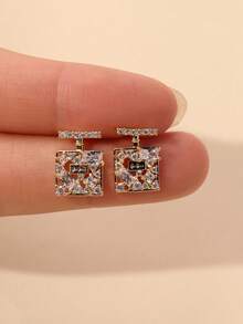 一对小巧精致的香水瓶造型闪亮立方氧化锆耳钉，时尚百搭，适合日常佩戴和聚会场合。 - 耳環 - 查看 4