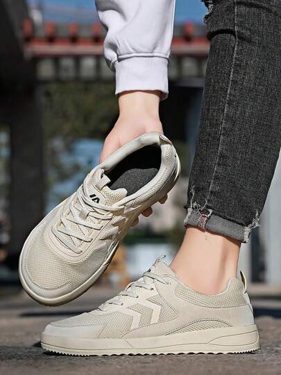 男士复古透气休闲运动鞋一双，软底轻便舒适，宽鞋头设计简约耐穿，适合日常通勤、学生、滑板等场合。
