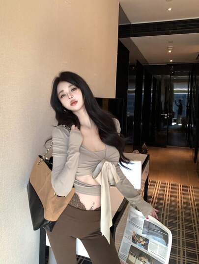 Áo tay dài cổ chữ V gợi cảm thắt nơ, áo thun ôm dáng nữ mùa xuân/hè 2026, thiết kế độc đáo khoét lỗ.