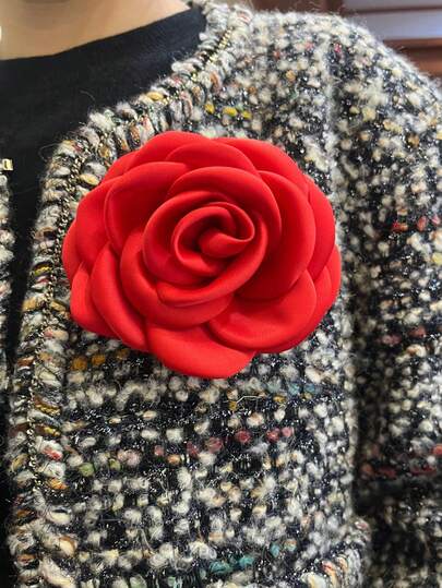 1枚手工布艺花卉胸针，适合婚礼、派对、休闲穿着，涤纶材质，可作婚礼礼物，也可全年日常佩戴。