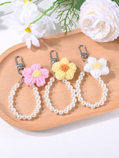 3个可爱钩编花朵吊坠，配仿珍珠，可作手腕挂件、钥匙扣，适用于背包、耳机盒、手机壳、汽车装饰，学生礼物、闺蜜礼物。