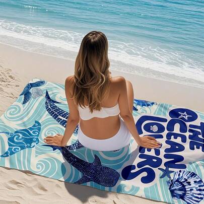 1条超大号时尚海洋鲸鲨印花沙滩巾，饰有贝壳、海星、海龟图案，柔软舒适轻便，适合旅行、游泳、潜水、冲浪、瑜伽、露营等各种场合，是沙滩必备用品。