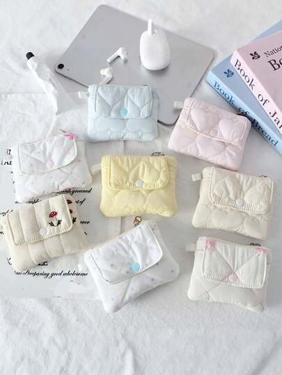 一款可爱的绗缝收纳袋、一款实用翻盖收纳袋、一款柔软的布料零钱包、一款便携式零钱包、卡包、证件夹、无线耳机收纳袋和钥匙袋。