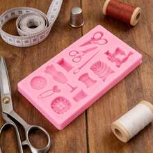 1件仿真粉色缝纫工具硅胶模具，剪刀纽扣，缝纫设计师服装模具，缝纫机模具，手工粘土和树脂滴胶，易于脱模，可重复使用的硅胶模具。 - 粉紅色-縫紉工具 - 查看 2