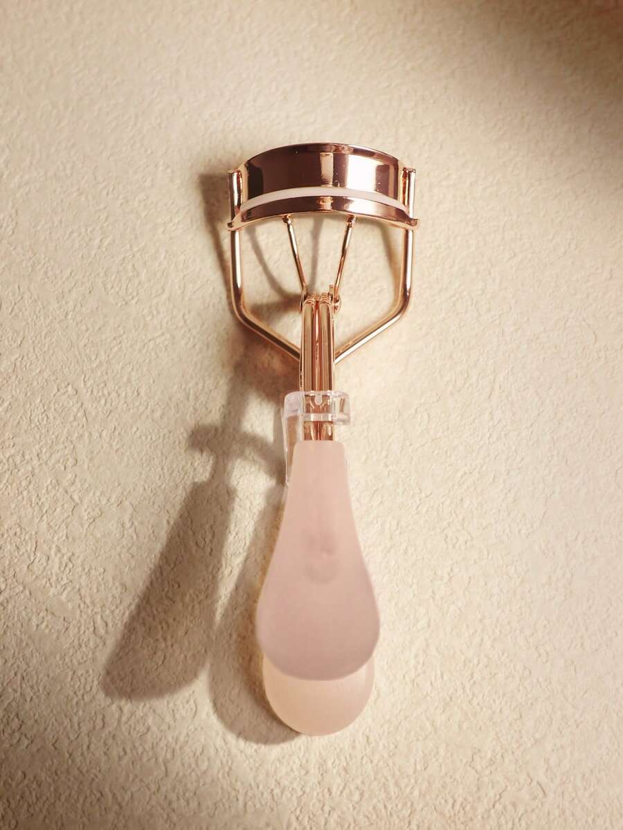 Rose Gold Eyelash Curler, Transparent Pink Jelly Handle, High Quality Manual Portable Eyelash Curler, Create Curled Lashes Anytime, Makeup Beauty Tool, Suitable For Home And Business Use, Also Suitable For Distribution, Travel Friendly, Affordable Makeup Tool, Cheap Makeup Tool, Cheap Item, Makeup Accessory, Affordable Price, Gift For Women, Gift For Her, Valentine's Day Gift,Giveaways,Travel,Cheap Stuff,Travel Essential