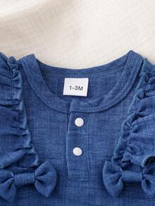 Bộ áo liền quần mùa hè cho bé gái cổ tròn, có bèo nhún và tay bồng, chất liệu mềm mại, thoáng khí, mỏng nhẹ, cài khuy bấm tiện lợi, dễ mặc vào/cởi ra. Phù hợp cho bé sơ sinh. - Xanh đậm - Xem 3