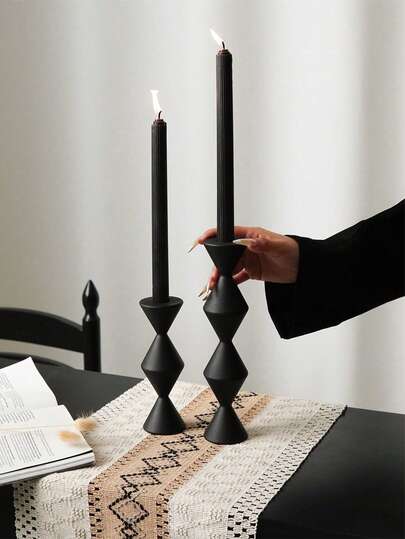 1 chiếc giá đỡ nến bằng nhựa chịu nhiệt màu đen kiểu Bắc Âu, giá đỡ nến hương tối giản Wabi-Sabi, trang trí nhà kiểu Pháp màu đen, giá đỡ nến cột vô tận, thích hợp để trang trí nhà cửa, phòng ăn, phòng ngủ, phòng khách, làm quà tặng.