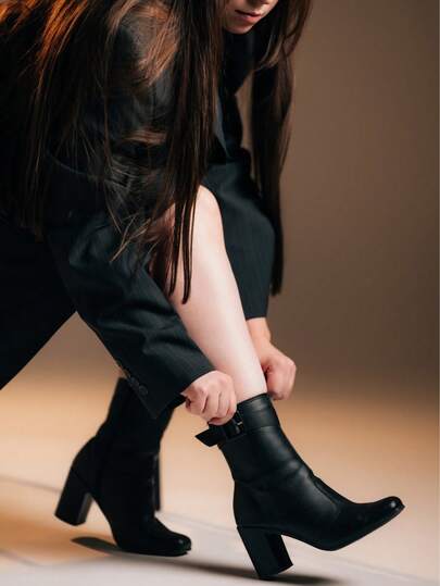 Bota Feminina Cano Médio Bico Quadrado Com Fivela E Zíper Sola Antiderrapante Conforto e Praticidade