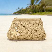时尚假日风草编包，米色云朵形包身，按扣闭合，星星和贝壳组合吊饰，金属链条斜挎包，是海滩度假及类似场合的理想之选。 - 米色 - 查看 10