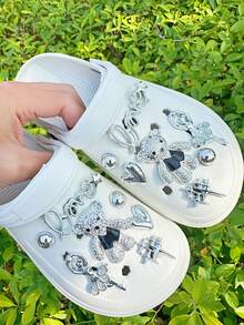 14 piezas de dijes con strass plateados en forma de oso, ángel con brillo, corazón y cruz, decoraciones desmontables para zapatos, adecuadas para zapatos con agujeros como pantuflas, sandalias, zapatos de playa, zapatos de jardín, etc. - Plateado - Ver 3