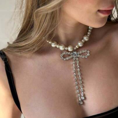 1 chiếc vòng cổ ngọc trai giả, vòng cổ choker đính đá lấp lánh, tua rua và nơ, dây chuyền thanh lịch đeo quanh xương quai xanh.
