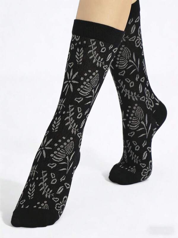 美式复古印花中筒袜。女士春夏秋冬保暖吸汗透气休闲棉袜。日常穿着的理想之选。