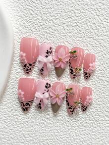 10件套甜美花卉美甲套装，包含凝胶美甲套装、粉色花朵、水晶樱桃、粉色蝴蝶结美甲装饰、斑马纹美甲配件、浅棕色指甲油，以及美甲工具（1个果冻贴纸+1个指甲锉）。三种尺寸可选：杏仁形、鸭嘴形、棺材形、法式心形。这款美甲套装非常适合春夏时节的女士和女孩，适合派对、日常、通勤、拍照等场合，也是一份很棒的礼物。 - 彩色 - 查看 3