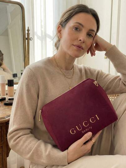 Gucci 1个中号酒红色天鹅绒拉链收纳包 - 奢华优雅风格，金色箔印Logo细节，长方形，多功能化妆包，适合日常使用和旅行