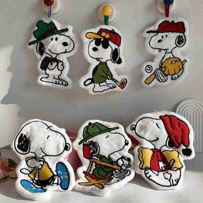 SNOOPY 2026新款可爱挂巾，实用又可爱！采用加厚珊瑚绒面料，柔软亲肤，娃娃造型，吸水性强，速干。卡通图案可爱又治愈，适合悬挂在浴室和厨房，既美观又实用。