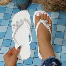 1 đôi dép xỏ ngón màu trắng trơn đính đá và nơ - trắng - Xem 1