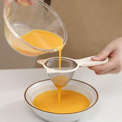 1 rổ lưới kim loại đa năng có tay cầm - Lý tưởng để ép nước trái cây, lọc bã trà, rây bột, lọc sữa đậu nành và nhiều hơn nữa - Dụng cụ nhà bếp tiện dụng, giúp chuẩn bị thực phẩm dễ dàng hơn.