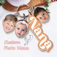 Llavero con colgante de foto personalizado: Regalo conmemorativo personalizado para la abuela, regalo cálido para el Día de la Madre o el cumpleaños de la abuela, joyería con recuerdos familiares apreciados, regalo familiar intergeneracional único adecuado para el bolso o llavero de la abuela - Llavero circular con cabeza grande - Ver 1