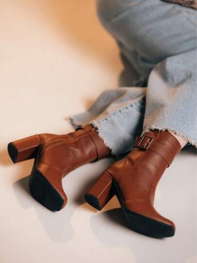 Bota Feminina Cano Médio Bico Quadrado Com Fivela E Zíper Sola Antiderrapante Conforto e Praticidade