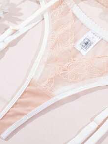 Bộ đồ lót 3 món gợi cảm gồm áo hai dây và dây nịt bằng vải lưới thêu hoa. - Màu be - Xem 3