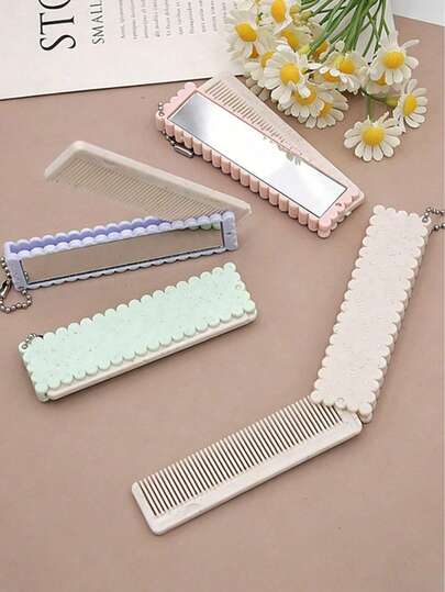 1个可爱饼干造型折叠口袋镜梳，带镜子，便携式镜梳，可挂在包包拉链上或系在钥匙上，是女性外出必备的梳妆工具和美发配饰，也是美发造型工具包的一部分。