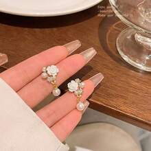 1 Đôi bông tai tua rua đính hoa trắng và ngọc trai lấp lánh, thanh lịch, thích hợp cho cô dâu, đám cưới, tiệc tùng. - những bông hoa - Xem 7