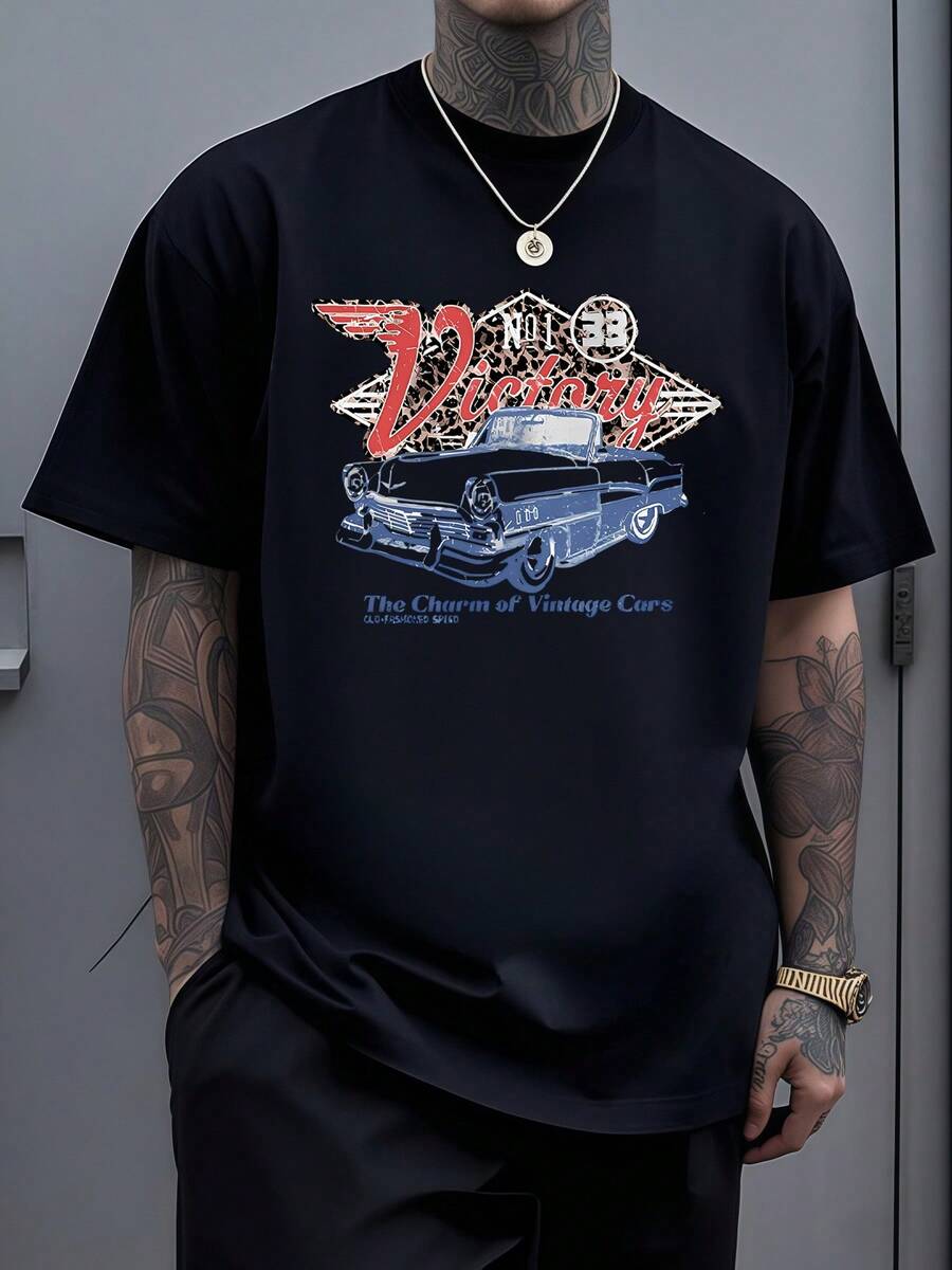 Un coche clásico simboliza la pasión por la velocidad y la nostalgia americana con detalles envejecidos que evocan la libertad del viaje y el espíritu de victoria camiseta de hombre cómoda moderna de algodón para uso diario casual atractivo - Negro - Ver 1