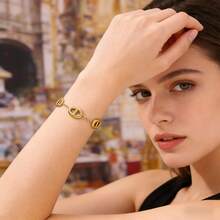 奢华新款3D猪鼻子钛钢手链，镂空太阳字母吊坠手链，优雅女士配饰 - 金色 - 查看 2