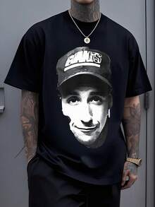 Figura artística que representa una calavera cubierta por una gorra con letras grandes que simboliza la fuerza urbana la confianza interior y la actitud rebelde transmitiendo un estilo moderno y  camiseta de hombre casual cómoda para uso diario de algodón suave adecuada para calle y ocio - Negro - Ver 7