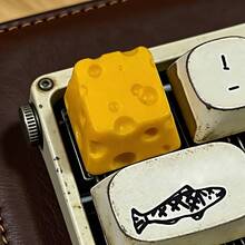 1pc Personalized Resin Cute Cheese Keycaps 3D Keycaps Are Installed On The Esc Key Of The Resin Keyboard. These Keycaps Simulate The Real Cheese-Shaped Keys. They Are A Great Choice For Gift Giving. - View 5