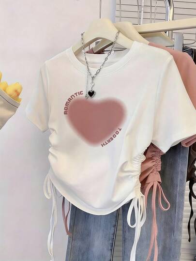 Áo thun nữ tay ngắn màu trắng bằng cotton, kiểu dáng thường ngày, điểm xuyết họa tiết trái tim đáng yêu và dây rút điều chỉnh bên hông, áo thun tay ngắn thời trang.