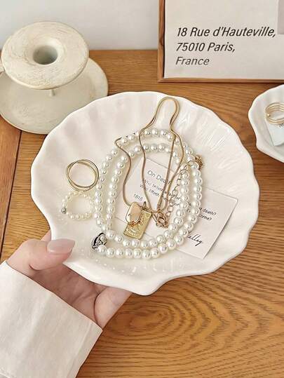 1个贝壳首饰托盘 - 塑料首饰盒 - 优雅贝壳设计，宽敞的收纳空间，可存放项链、耳环、手表 - 适用于梳妆台、浴室、卧室 - 男女皆宜的理想礼物，现代美学，光滑表面，轻巧便携，可作戒指架，时尚家居装饰，耳环收纳盒，家居饰品