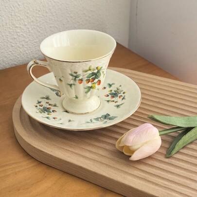 Cốc cà phê gốm hình quả dâu tây, bộ trà chiều tinh tế, cốc trà đỏ viền vàng kiểu châu Âu.