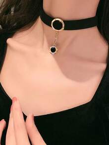 1pc Minimalist Velvet Round Glass Pendant Necklace For Women - Black - View 4