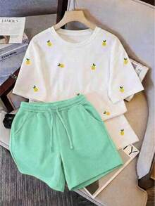 Camiseta blanca + pantalón corto verde menta