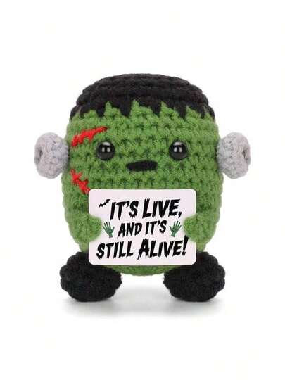 这款手工制作的恐怖科学怪兽毛绒玩具，将为您的万圣节装饰增添一丝惊悚气息。这款精美的作品采用专业钩编工艺，注重细节，拥有鲜艳的绿色身体，并具备标志性的怪兽元素，包括黑色头发、灰色闪电、血红色缝线以及一张印有幽默怪兽电影参考设计的卡片。