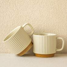 复古风格陶瓷马克杯，饰有竖纹浮雕图案，可叠放，适合盛装咖啡、日常饮用，杯身修长，外观优雅。手工陶瓷马克杯搭配胡桃木茶盘，适用于盛装拿铁、卡布奇诺、意式浓缩咖啡等，质感丰富，可放入洗碗机和微波炉，亦可作为礼品赠送。 - 彩色 - 查看 5