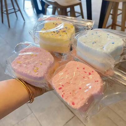 ストレス解消 リアルなバスクケーキ スクイーズ、超厚手&ソフトな生地のスクイーズトイ、誕生日/クリスマス/イースターのギフトに最適