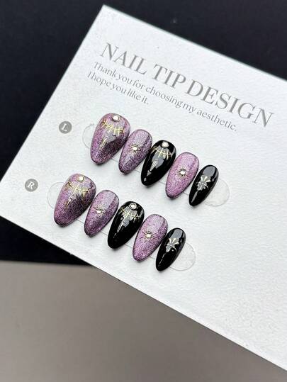10片纯手工制作的按压式美甲贴片，采用短款杏仁形甲型，尽显奢华高贵风格。套装包含四片手绘深紫色烟花猫眼图案和四片黑色甲片，并饰以手绘金色魔镜粉太阳和项链图案。这是一款高端按压式美甲饰品，适合女士和女孩日常佩戴，套装内含10片美甲贴片。