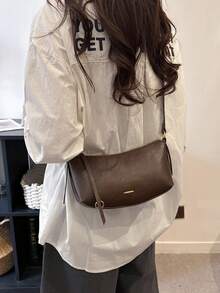 Dedoo 一款质感十足、简约高端的弧形腋下包。复古通勤风单肩包，也可斜挎。搭配圆形金属吊坠。简约的设计使其适合日常通勤、购物和工作场合，是一款实用百搭的斜挎包。 - 咖啡 - 查看 3