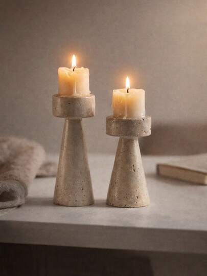Bộ chân nến nửa thân bằng đá sa thạch này mang phong cách tối giản hiện đại, phù hợp để trang trí nhà cửa. Có thể đặt trên bàn cà phê trong phòng khách, phòng ngủ, hoặc cạnh bàn ăn, hoặc bên cạnh lò sưởi, tạo nên bầu không khí ấm cúng. Đây là lựa chọn lý tưởng cho trang trí mùa đông và cũng là một món quà ý nghĩa.
