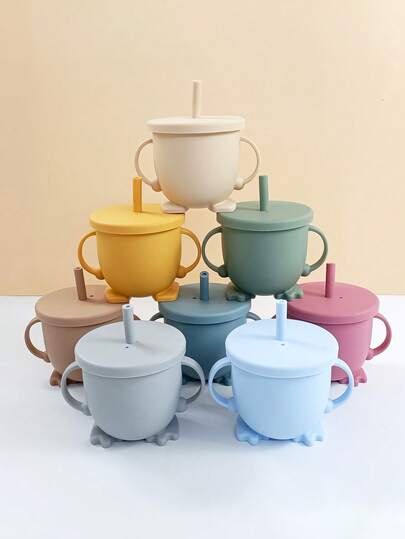 1个婴儿硅胶材质可爱脚印底部防滑双耳吸管杯，适合婴儿日常饮水