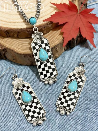 复古西部风格长方形绿松石印花吊坠项链耳环套装。吊坠外框采用做旧银色调，镶嵌黑白棋盘格图案，中央镶嵌一颗水滴形绿松石，顶部饰以立体花卉图腾设计，底部点缀银色珠子。项链顶部还饰有一颗圆形绿松石珠，搭配复古银色珠链。耳环采用相同的设计，搭配钩式耳钩，完美融合了西部游牧风情和街头潮流。