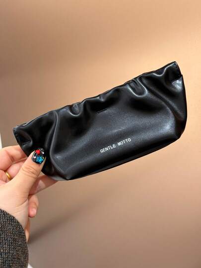 1个黑色春云眼镜盒，柔软皮革材质，方便时尚，男女皆宜。耐用的外层触感柔和，内衬保护层，轻巧便携，方便旅行携带。在通勤、工作、旅行和日常使用中，可安全存放眼镜，防止刮擦，方便取用。