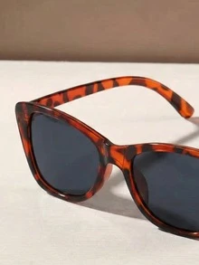 1 Pair Unisex Chic Square Leopard Print Sunglasses, Suitable For Family Outings, Travel, Holiday Outfits, Sports Style, Driving, Beach, Electronic Music Festivals, Outdoor Wear, Summer Accessories, Vacation, Golf, Hiking, Elegant Attire, Street Style Accessories, Sports, Parties - Grey - View 3