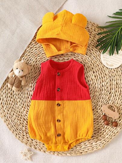 Bộ áo liền thân hình gấu cho bé trai, kèm mũ tai gấu, màu đỏ và vàng tương phản, chất liệu vải gạc thoáng khí, thích hợp cho chụp ảnh kỷ niệm 100 ngày/sinh nhật 1 tuổi của bé.