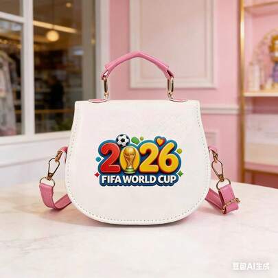 FIFA 2026世界杯主题可爱撞色手提包！趣味十足的足球和奖杯印花，可斜挎或手提，柔软皮革质感，运动气息为日常穿搭或童装增添活力，是足球迷和爱美女孩的理想之选。