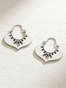 一对简约时尚心形镂空耳环，适合女性日常休闲佩戴，百搭饰品礼品。 - 銀色 - 查看 5