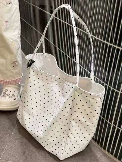 1个白色底黑色波点印花+磁扣装饰棉帆布单肩大容量敞口手提包，简约清新风格，适合春夏日常、通勤、上学、休闲外出，适合女生和学生