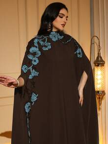 Áo Abaya dài màu đen thanh lịch với tay áo cánh dơi lửng và cổ đứng, điểm xuyết những họa tiết hoa tinh tế trên nền vải dệt, thích hợp cho mùa xuân. - Màu nâu Sô-cô-la - Xem 4